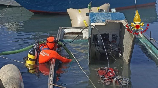 Ancona - Barca affonda al Mandracchio, sommozzatori in azione